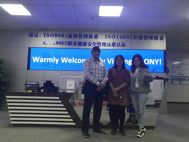 外國(guó)用戶前來(lái)考察我司考察拼接屏、LED顯示屏等產(chǎn)品